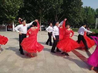 初学交谊舞应先学什么,初学交谊舞基本步法