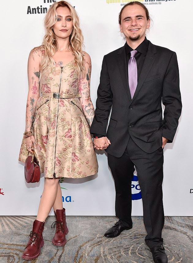 杰克逊女儿写真照,杰克逊和女儿的近照