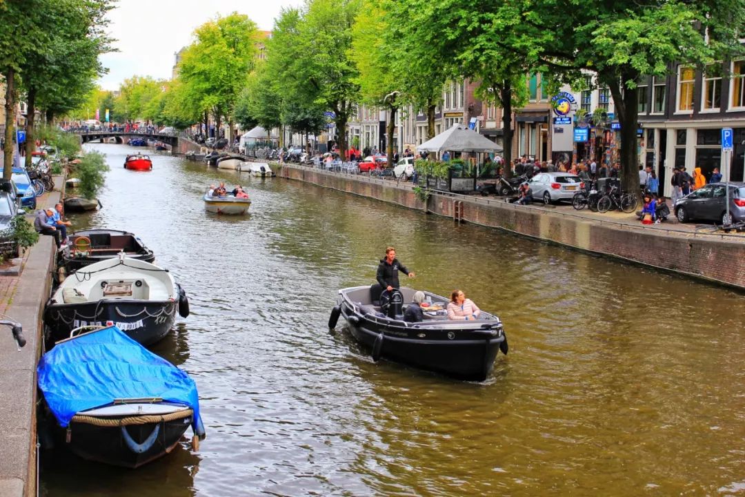 开车去欧洲第23集:在阿姆斯特丹*灯区红**,2名荷兰壮汉挑衅被我怼