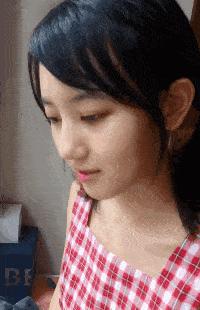 姑娘下次自拍的时候整理一下房间吧，你的秘密都被大家发现啦