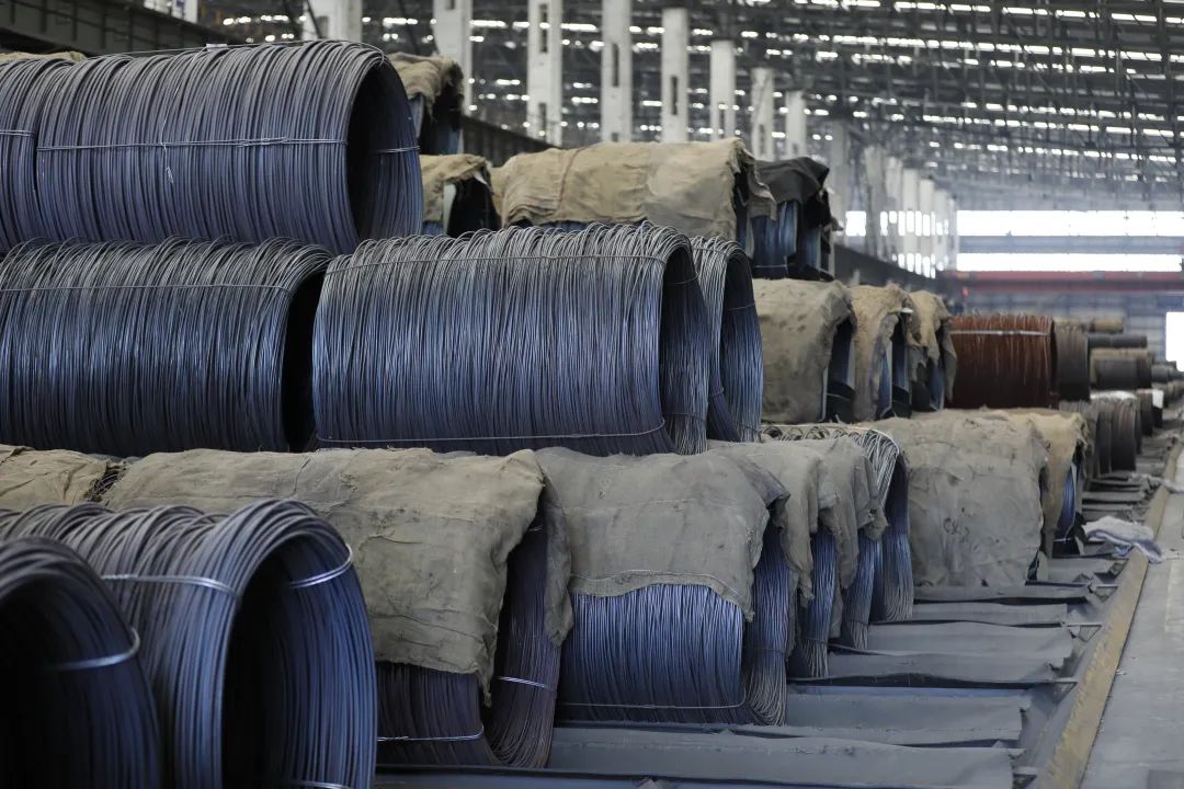 惨烈!钢价暴跌钢企巨亏,钢铁产能过剩的“罪”与“罚”