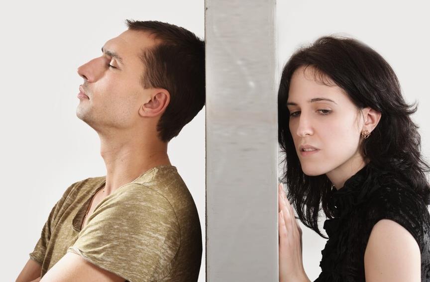 丈夫发现妻子和朋友关系密切,老公如果真的出轨了会有哪些表现