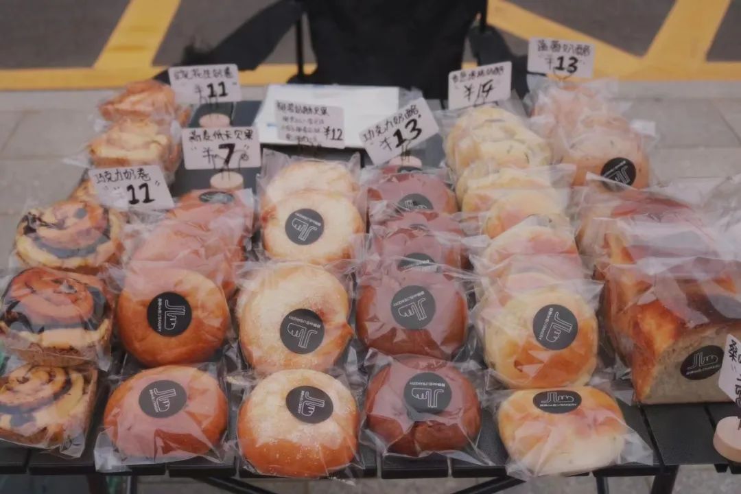 年轻人辞去大厂的工作去摆地摊 (离职去摆摊怎么样)