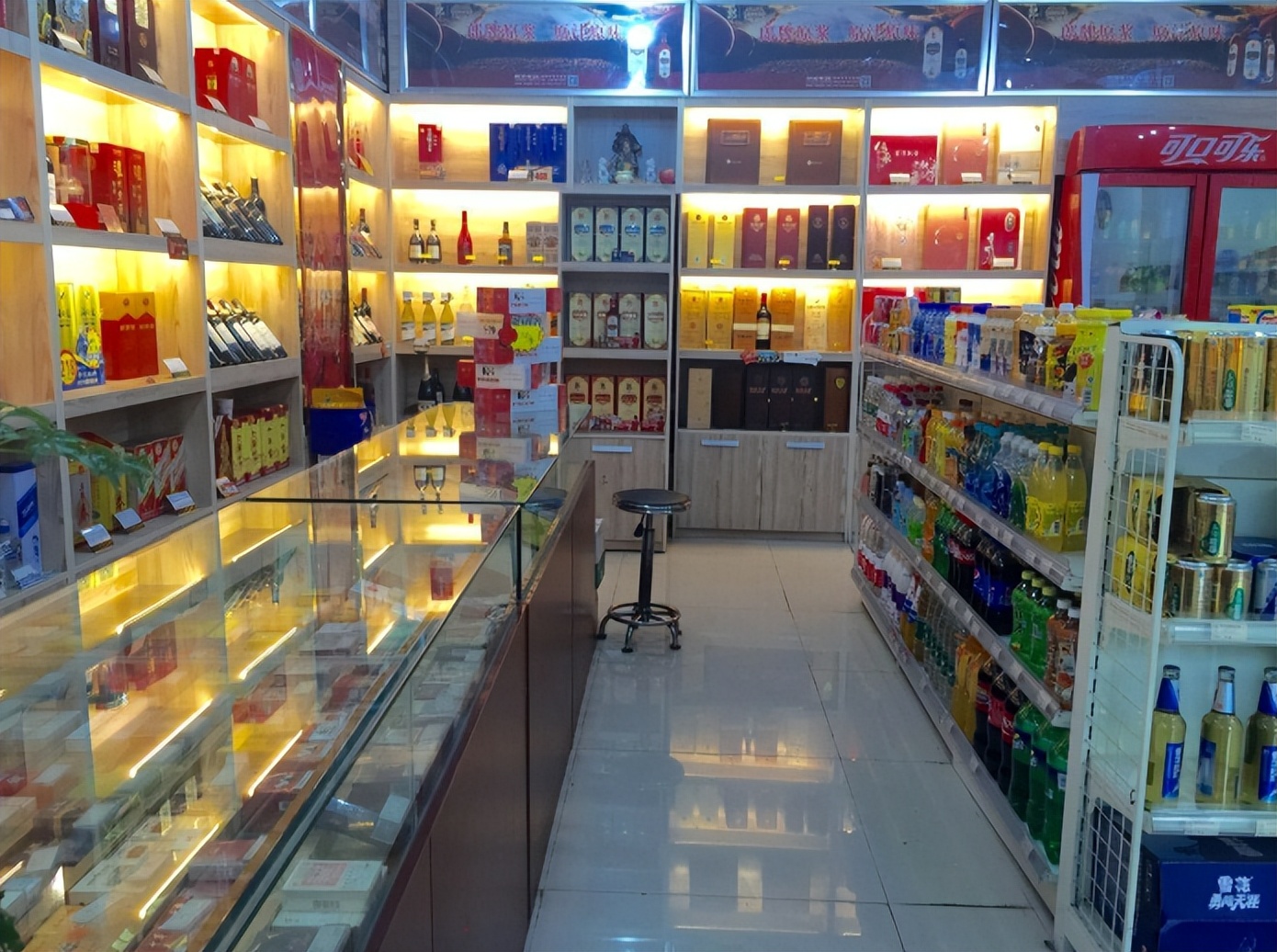 很多人开零食店真赚钱吗,开个蔬菜超市挣钱吗