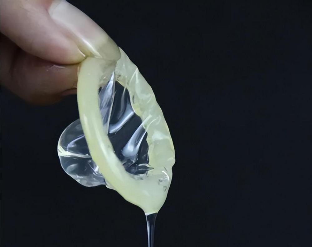 为什么安全套上有一层油？不小心沾嘴上会危害身体吗？一文了解