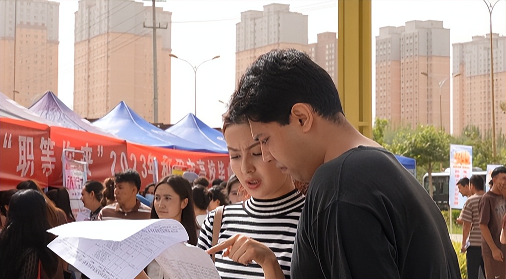 *疆新**和田：“就在和田·职等你来”专场招聘会举行