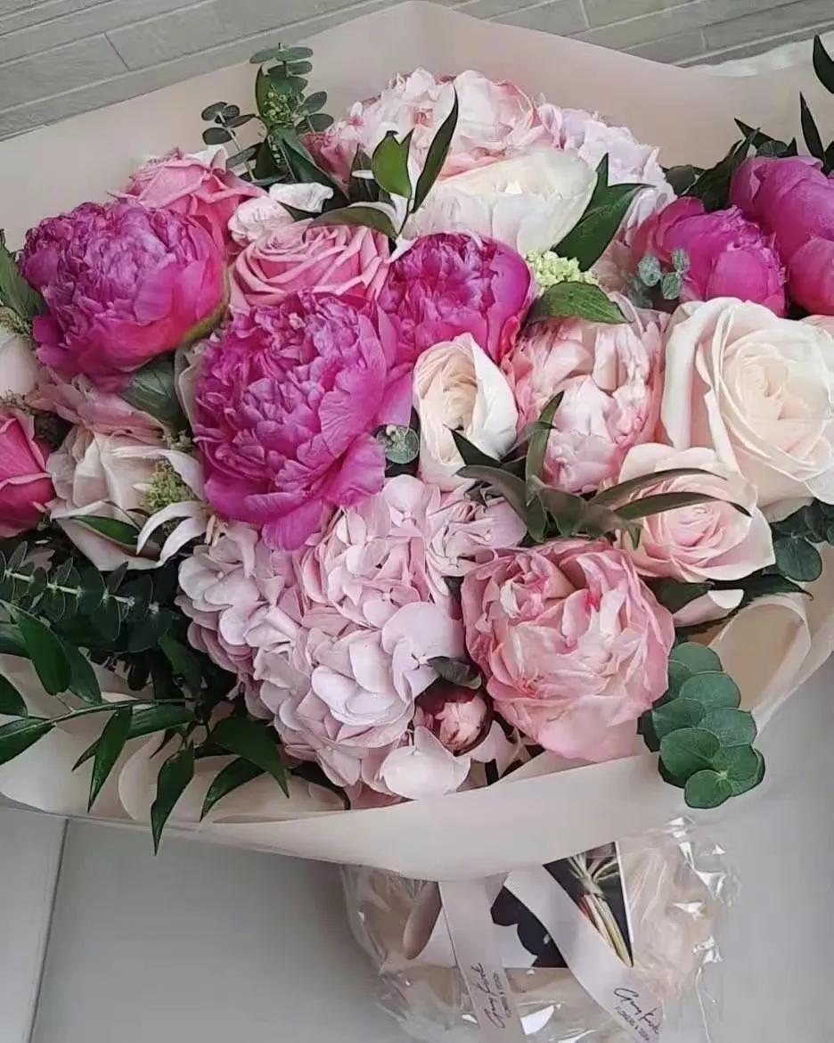 52岁的黎姿和富豪老公庆祝15周年,黎姿晒自己的照片