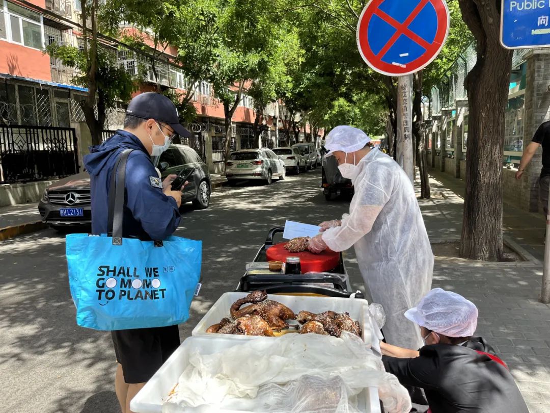 餐饮业摆摊自救：酒吧老板摆摊卖凉皮，烤鸭店卖蔬菜