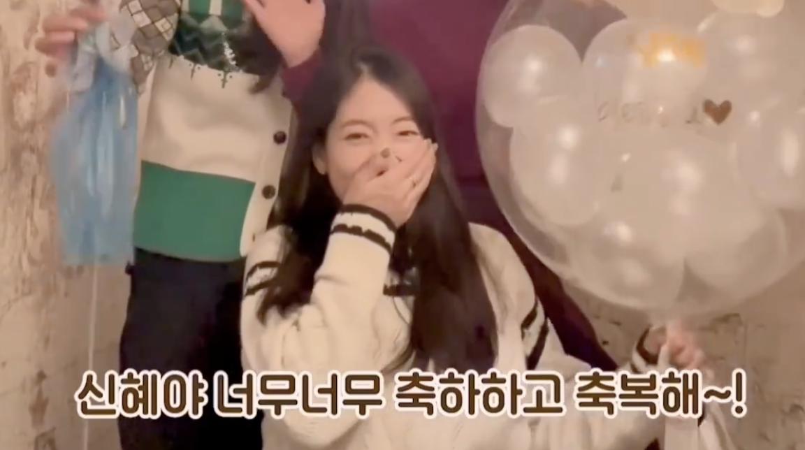 朴信惠与好友聚会，女神笑出苹果肌，气球文案曝光胎儿性别是男孩