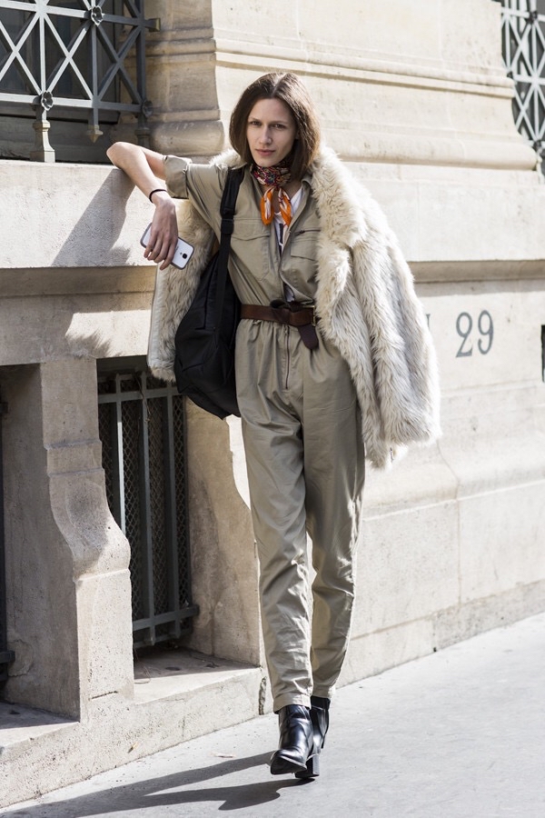 真正懂穿搭的女人，冬天靠腰带就能“勒”出好身材，普通人也能学