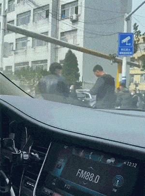 大街上看到的一幕万万想不到,大街上的一幕视频