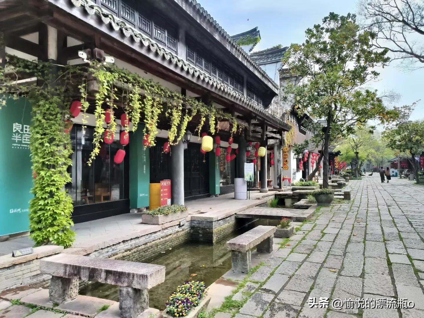 周姐介绍个对象，安排旁边的咖啡馆见面，回来，一进门脸色发白。