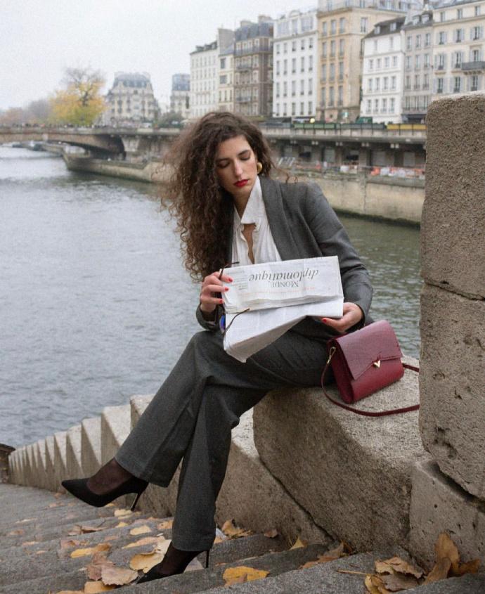 时尚潮流百搭垂感面料阔腿裤穿搭,蓝衬衣配藏蓝色阔腿裤慵懒风