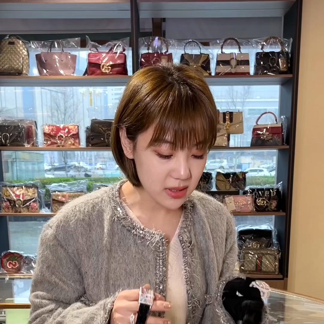 姐妹们，28万是你的话选包还是选表😁#香奈儿陶瓷表