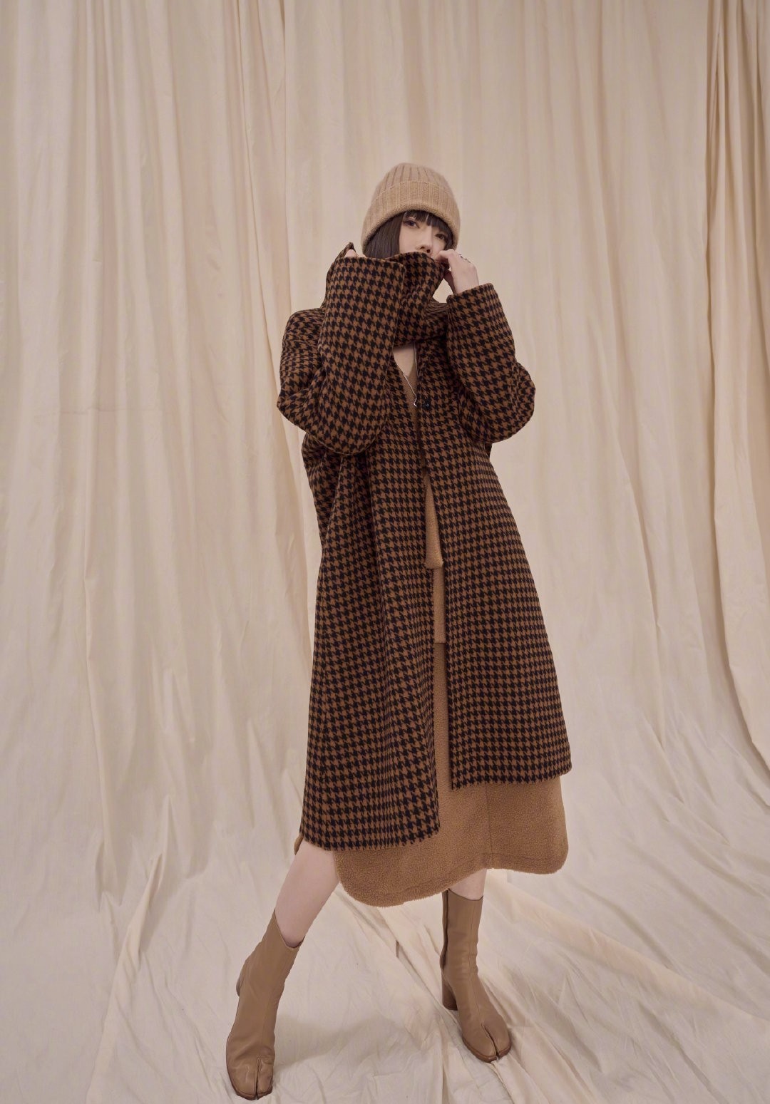 春季穿搭不用愁，千鸟格大衣高级穿搭，不会的照穿就好