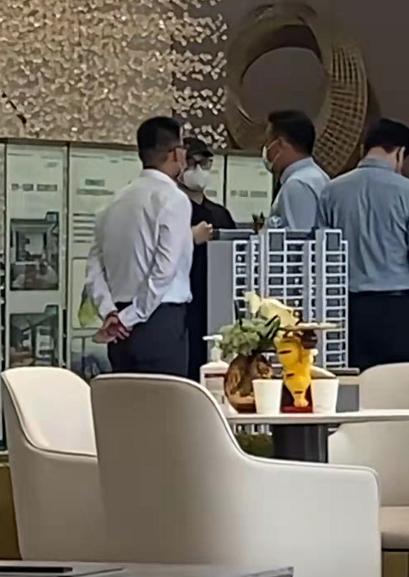 潘玮柏带妻子现身南京看房,潘玮柏在中国什么地方有房