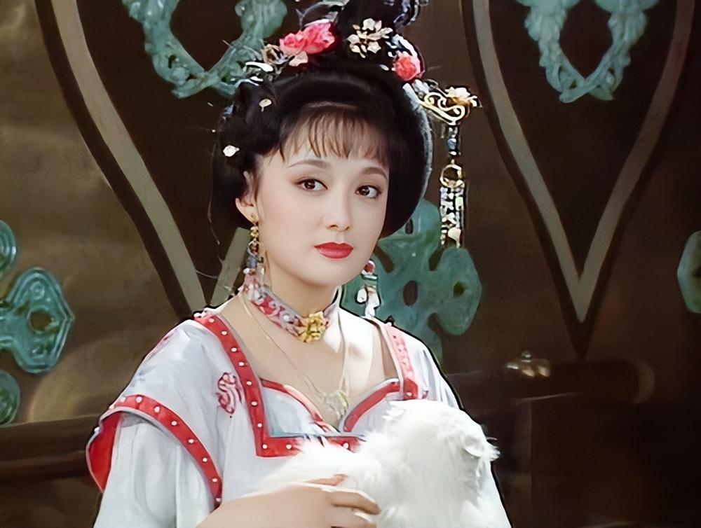 上影节红毯上影厂老演员集体亮相赵静优雅佟瑞欣挺拔于慧风情万种