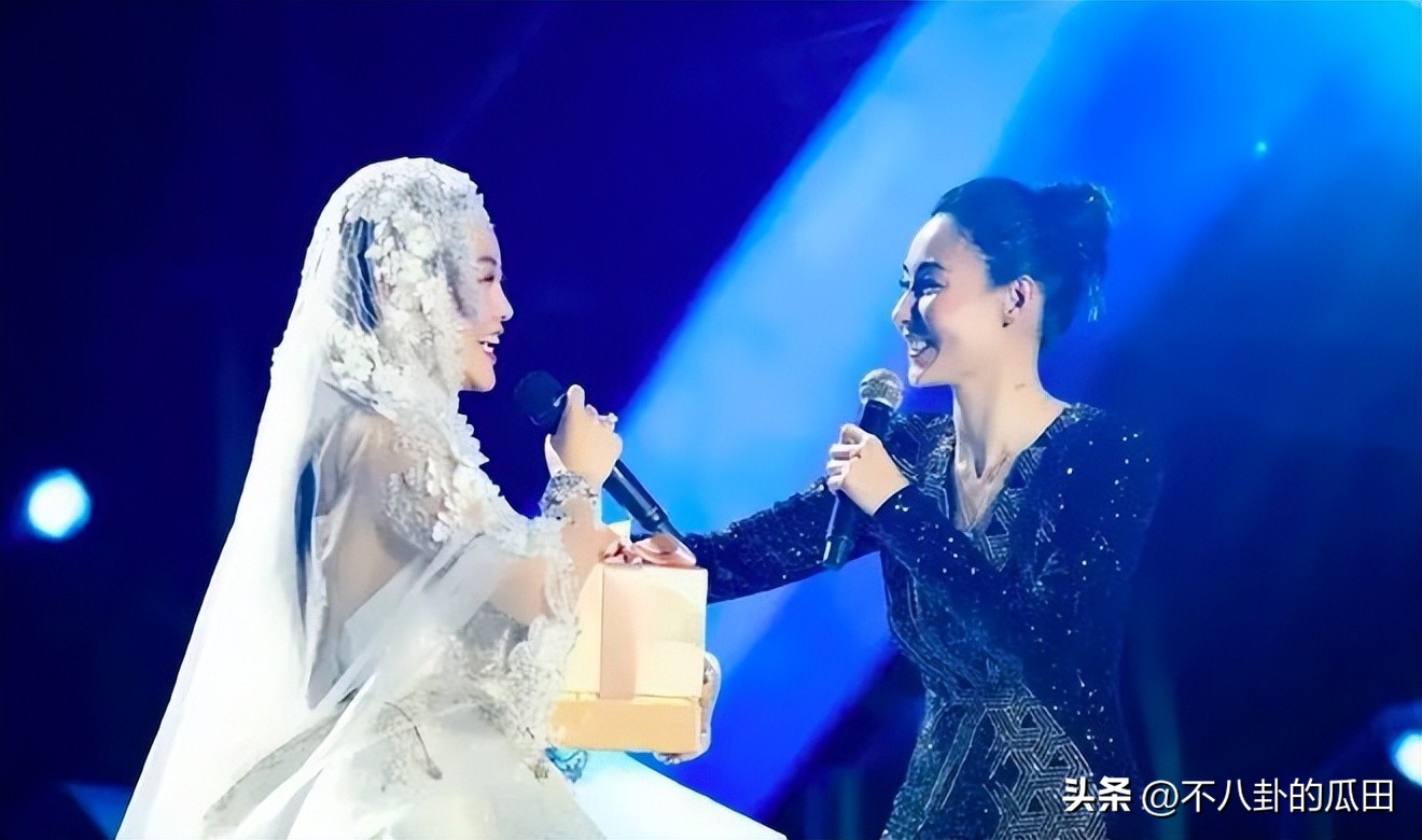 夹菜、擦嘴、当小弟，网红用钱让明星“折腰”的样子，真大开眼界