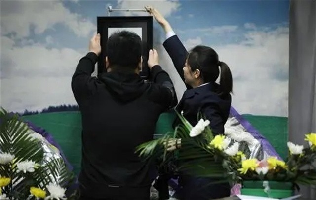 90后葬礼策划师让亲属跟逝者告别,葬礼策划师视频
