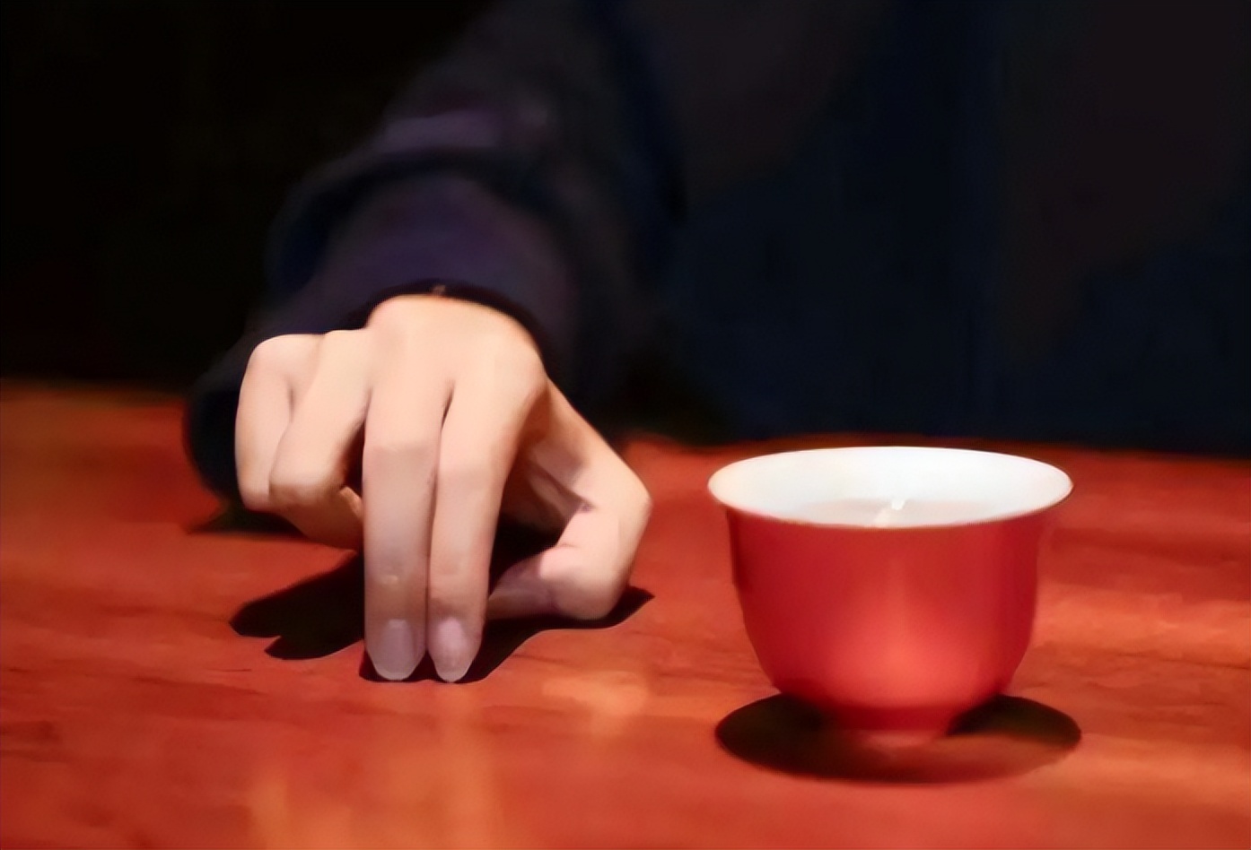 酒桌上手指一直敲桌子什么意思,酒局敲手指