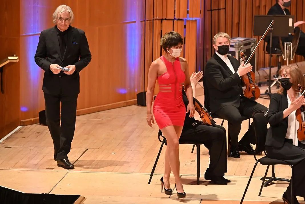 她穿紧身超短裙被骂18禁，手指狂飙4小时后，却让指挥家当场跪拜