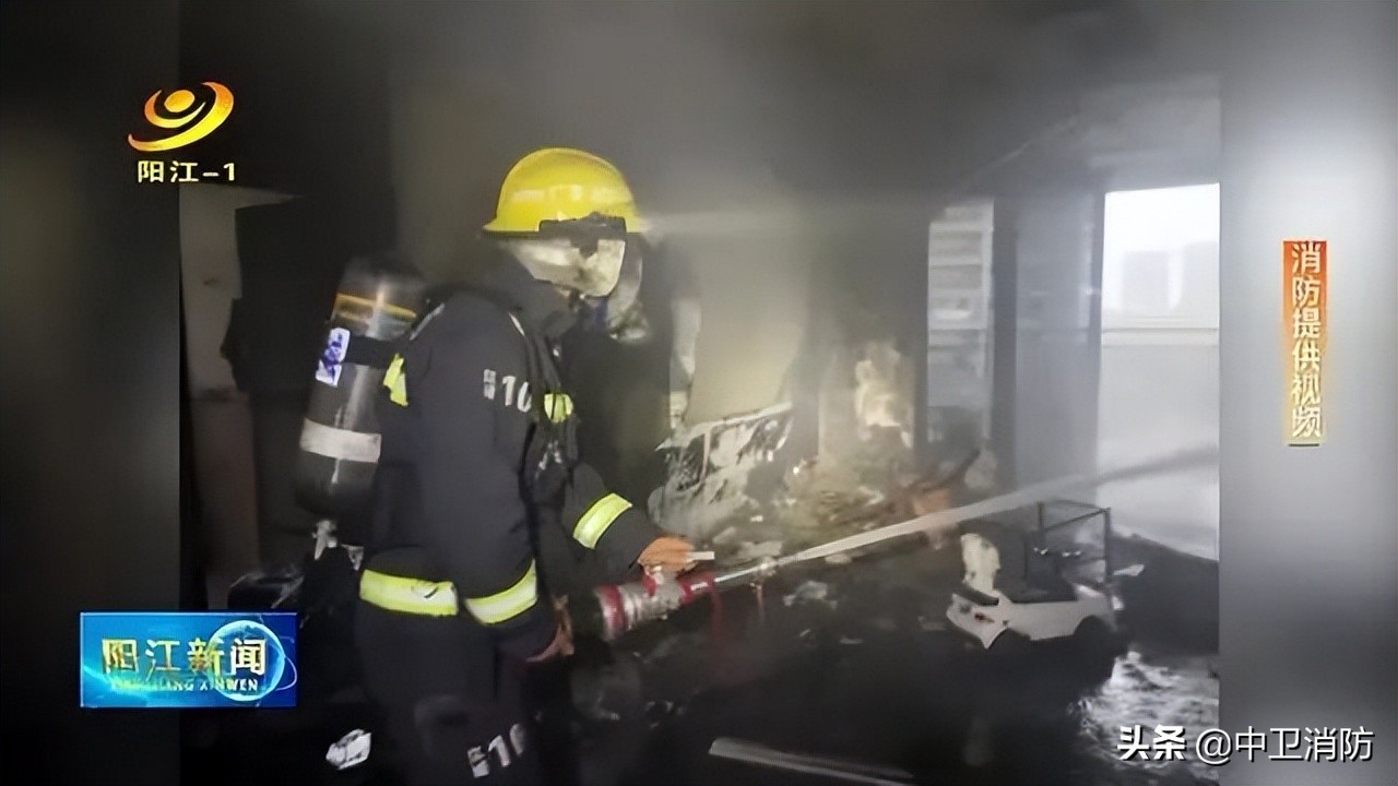 玩具娃娃睡觉摔下床,一个电动玩具给娃娃吓坏了