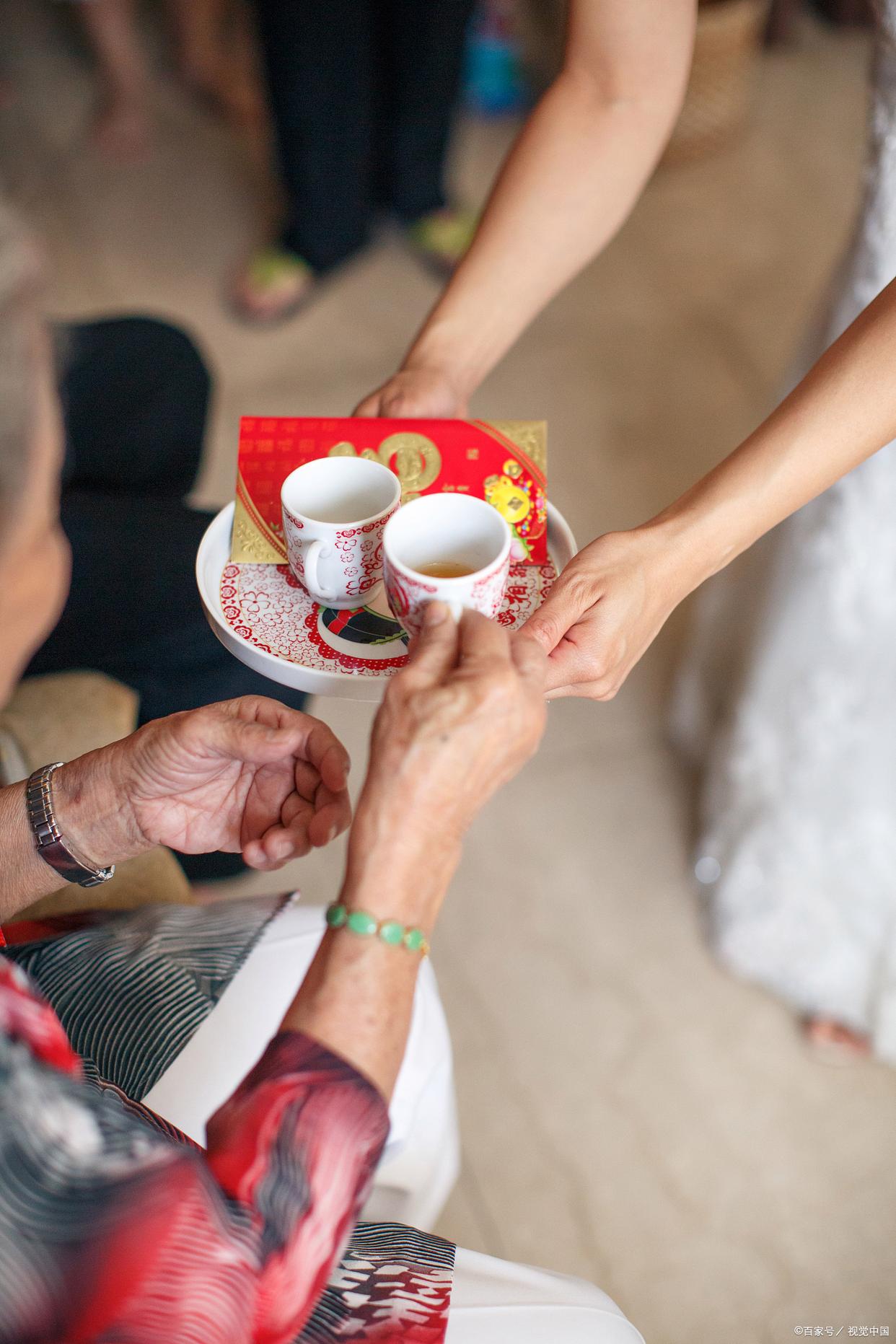 婚礼父母敬茶改口流程,婚礼敬茶改口父母是站在还是坐着