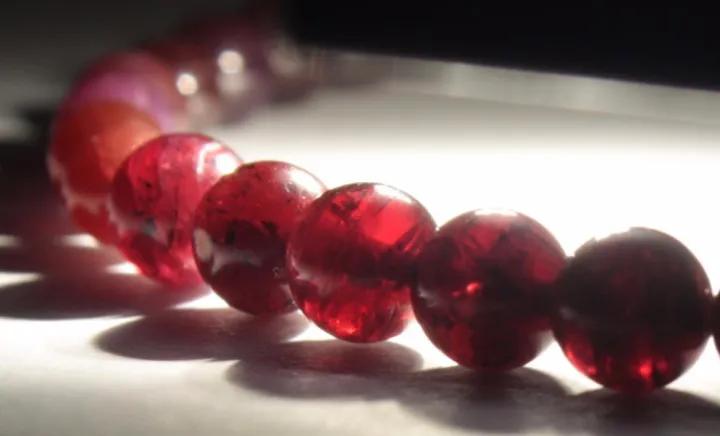 怎么验证石榴石的真假,石榴石的戒面如何鉴别真假