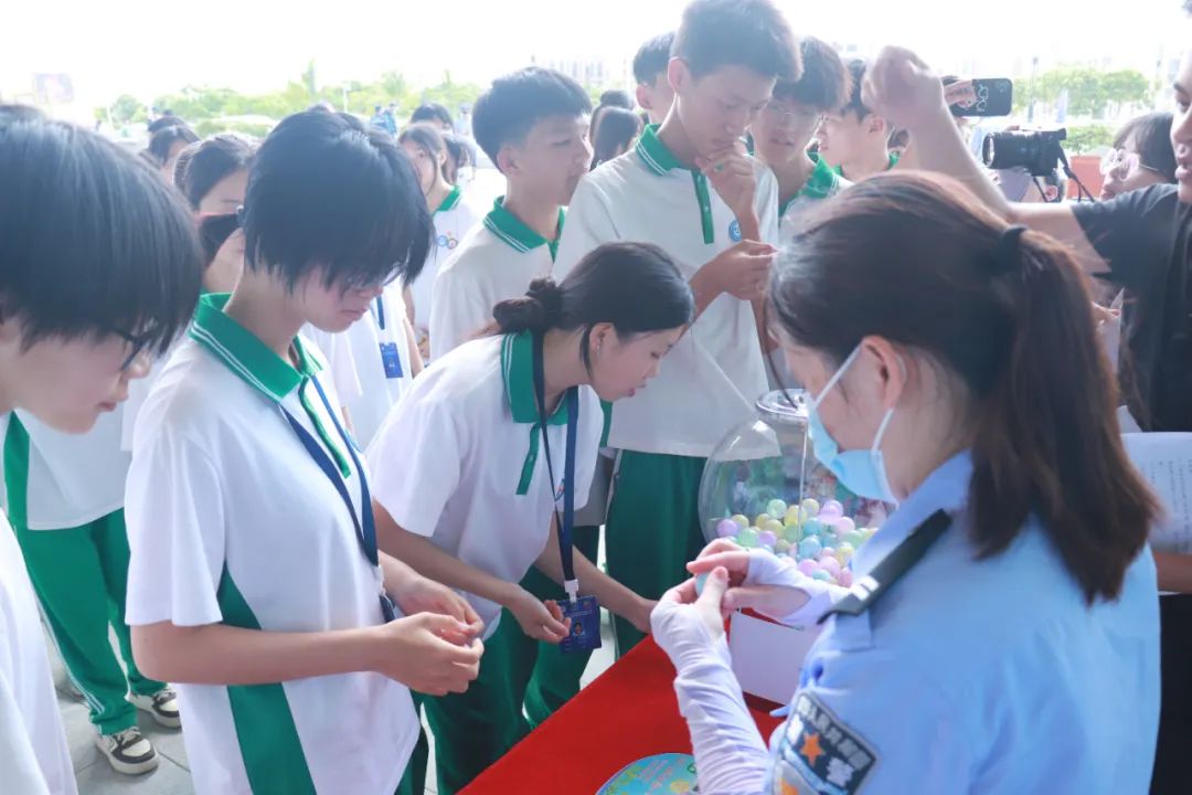 海南省“人人反*私走**护航自贸港”反*私走**主题宣传月活动在万宁启动