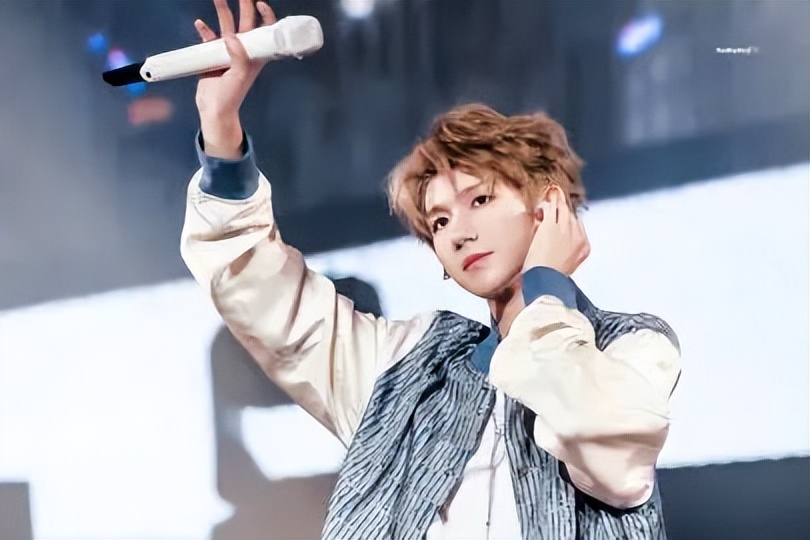 王源回家乡重庆开演唱会，滚滚长江滚烫热爱