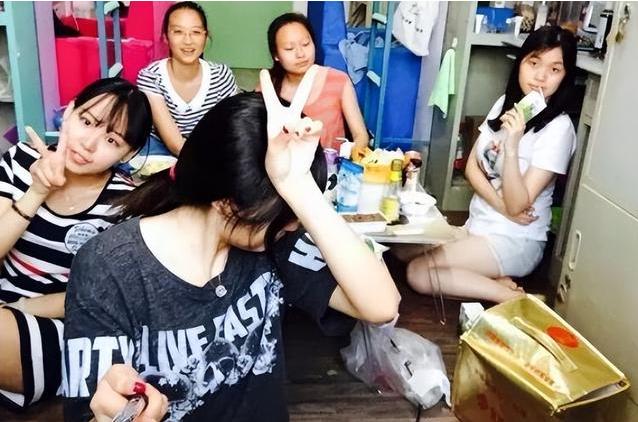 毕业离校舍友挥泪告别,盘点大学毕业舍友分开时