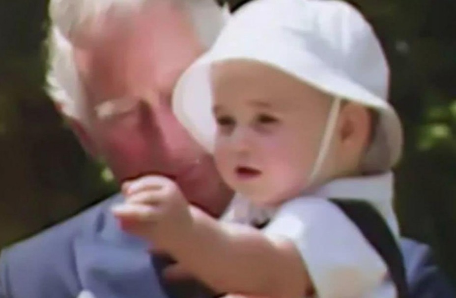 隔辈亲萌娃把面给爷爷,隔辈亲宝宝调皮