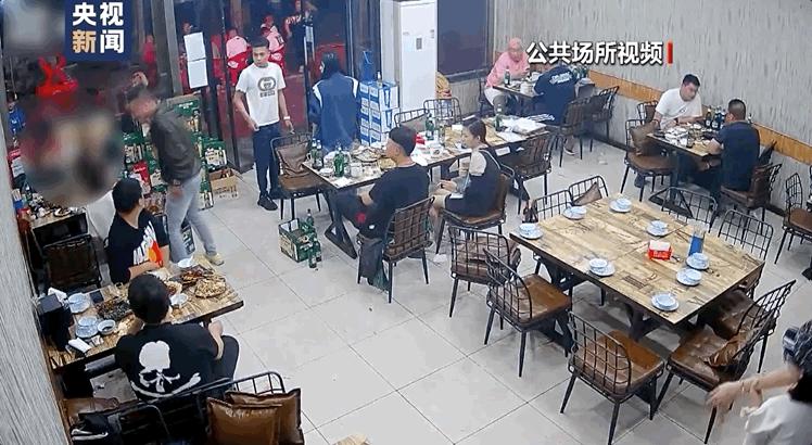 警方讯问陈某志视频首次公开，还原唐山某烧烤店打人案侦办经过