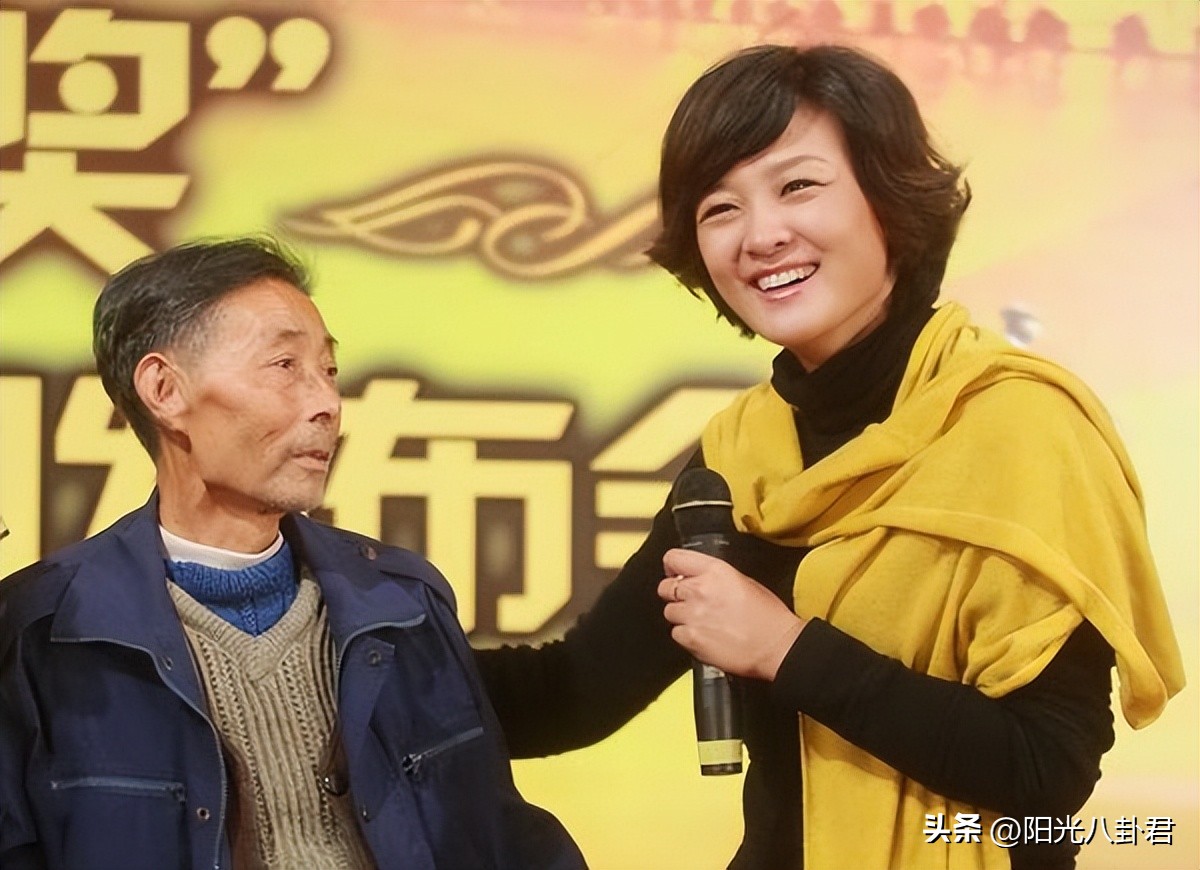 十年前汶川主持人落泪,2008年汶川大地震李小萌实地采访