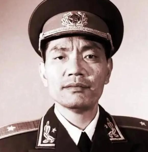 1973年，尤太忠给老政委*小平邓**送烟，*小平邓**拿到烟说了什么？