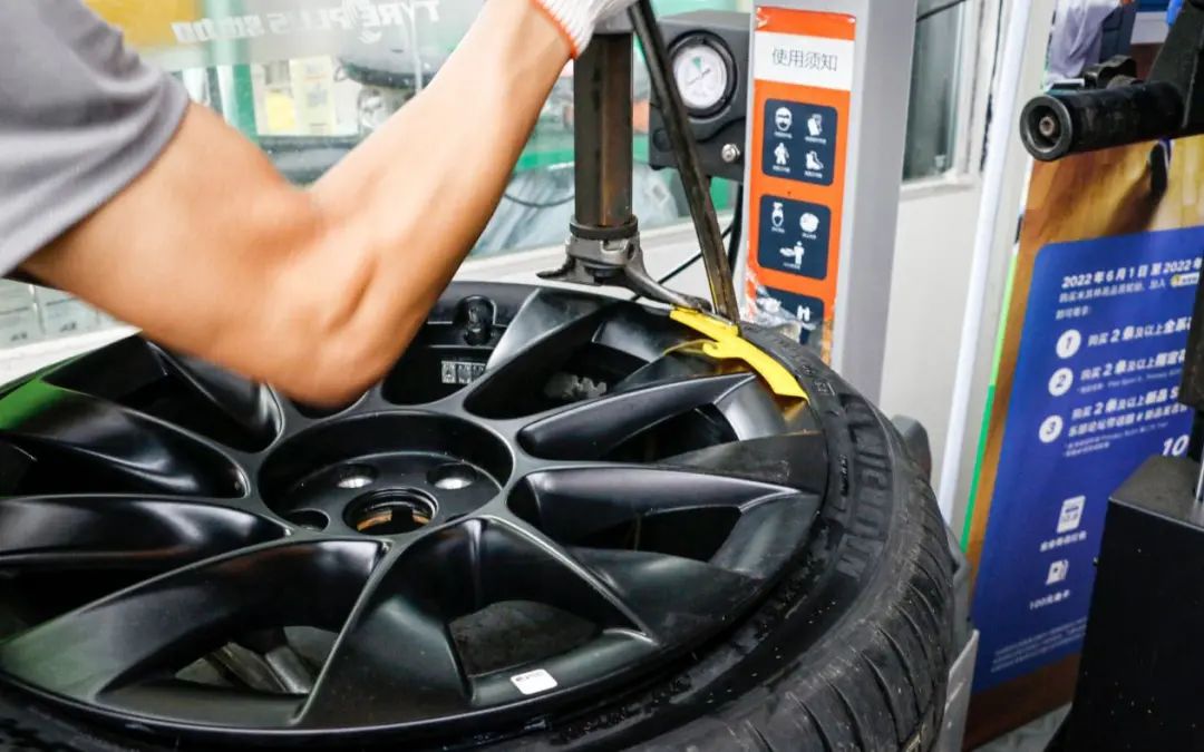 轮胎被扎怎么自救,轮胎被刺扎了怎么判断用不用补胎