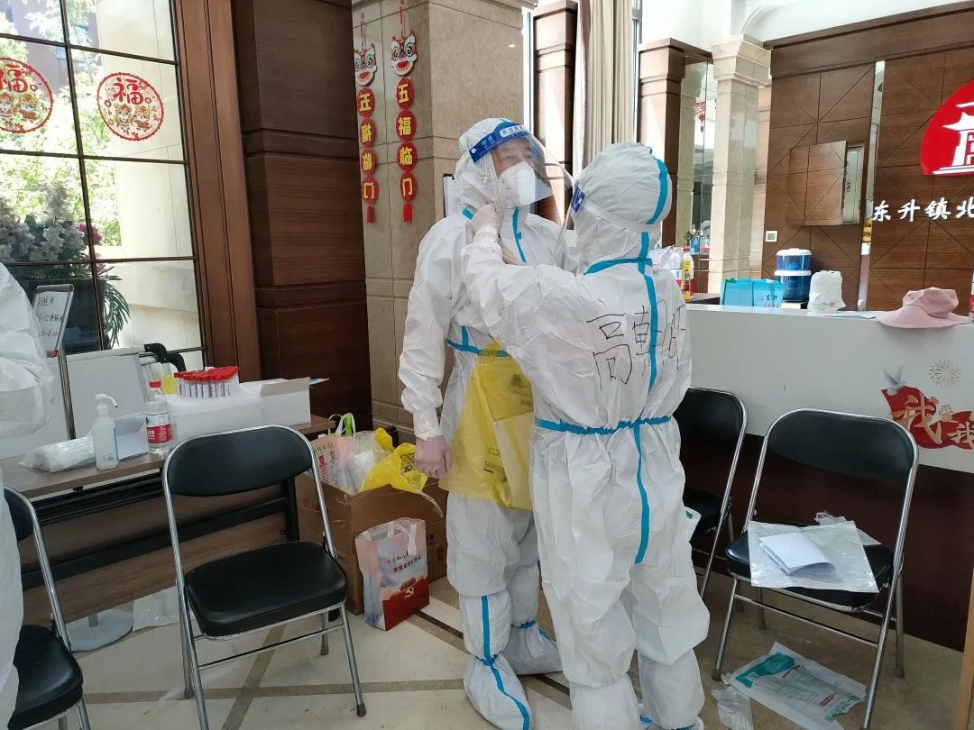 东升镇封管控小区里，暖心一幕幕——