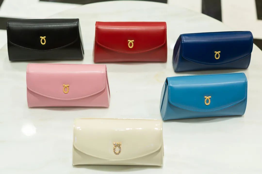 英国女王背爱马仕,英国女王背的香奈儿包包