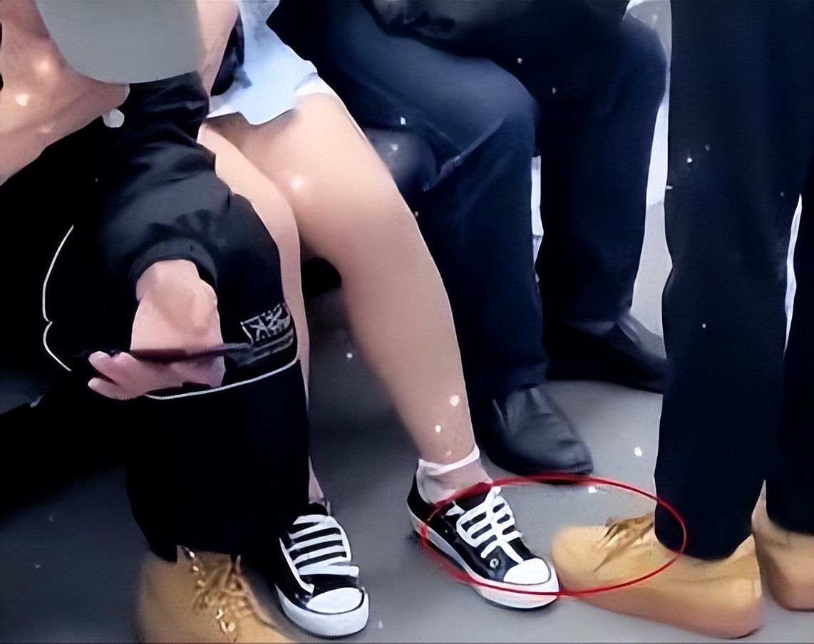 重庆，女子鞋带系成“单身”字样，吸引男子注意：男子秒懂加微信