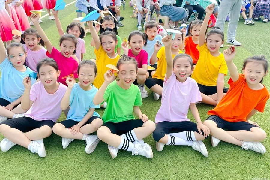 六一儿童节花儿与少年,六一儿童节花儿向阳开