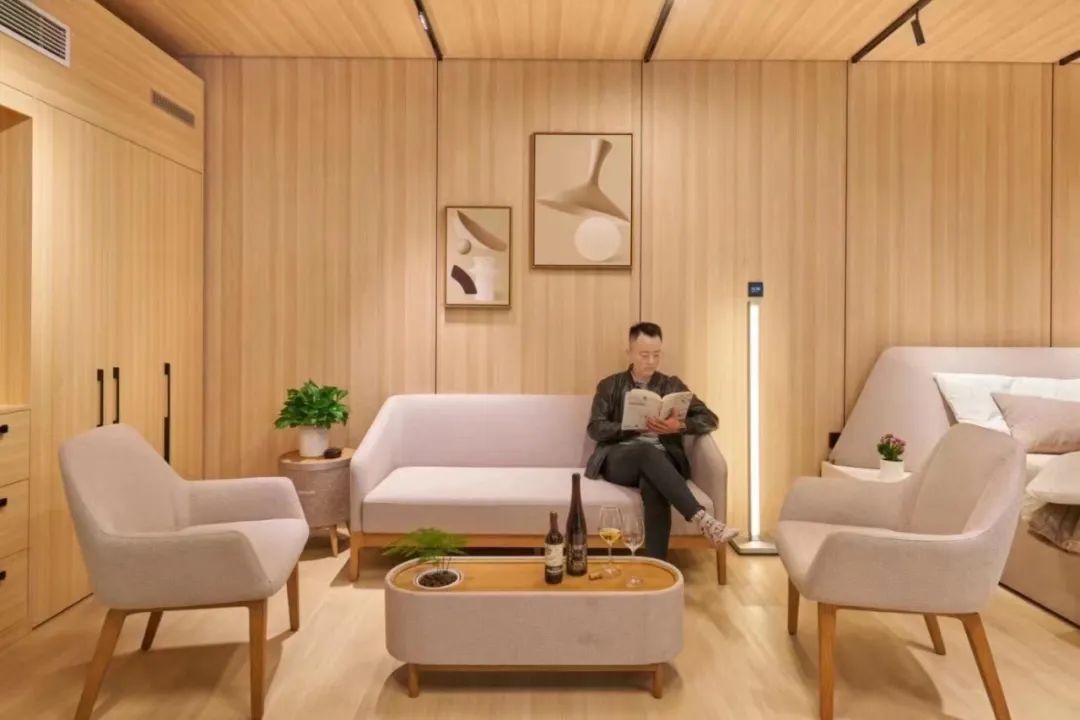 他只用了一星期，建成一座「可移动的房子」，上山下海睡遍世界