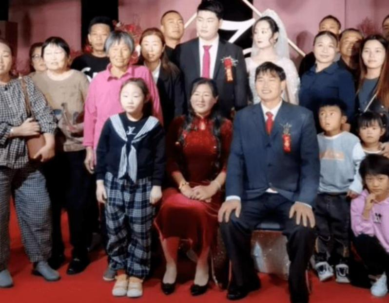 大衣哥换上新演出服,大衣哥穿西装最新图片