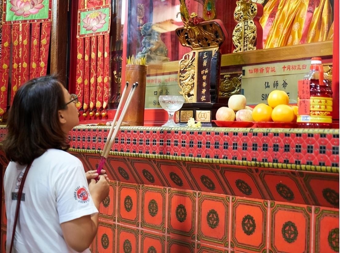 大量年轻人涌入寺庙：烧香拜佛成新型解压*法大**，一串手链卖890元