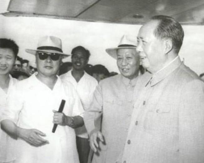 毛主席参加陈毅追悼会，看到一副挽联，停下问道：这是谁写的？