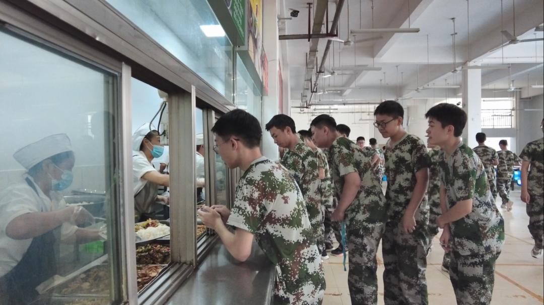 青春正步走，磨砺正当时——三台一中高2023级新生军训进行时