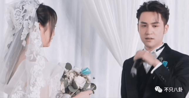 好甜，她嫁给自己的漫画主人公啦