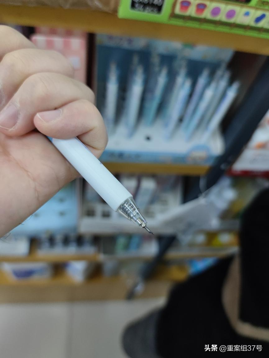 “圆珠笔里藏真刀”背后：隐藏在校园周边文具店的危险