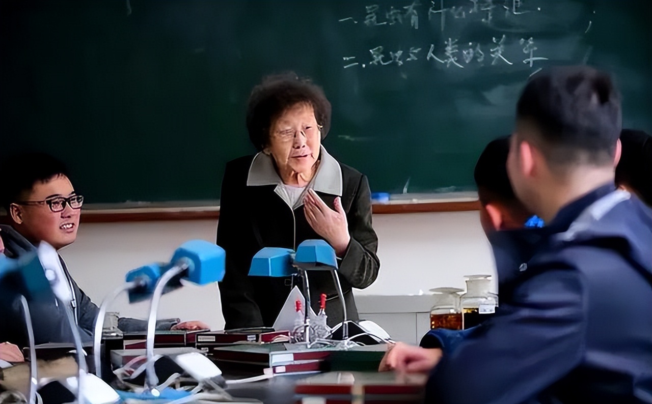 大学教师提前退休条件,教师迎来了工龄退休