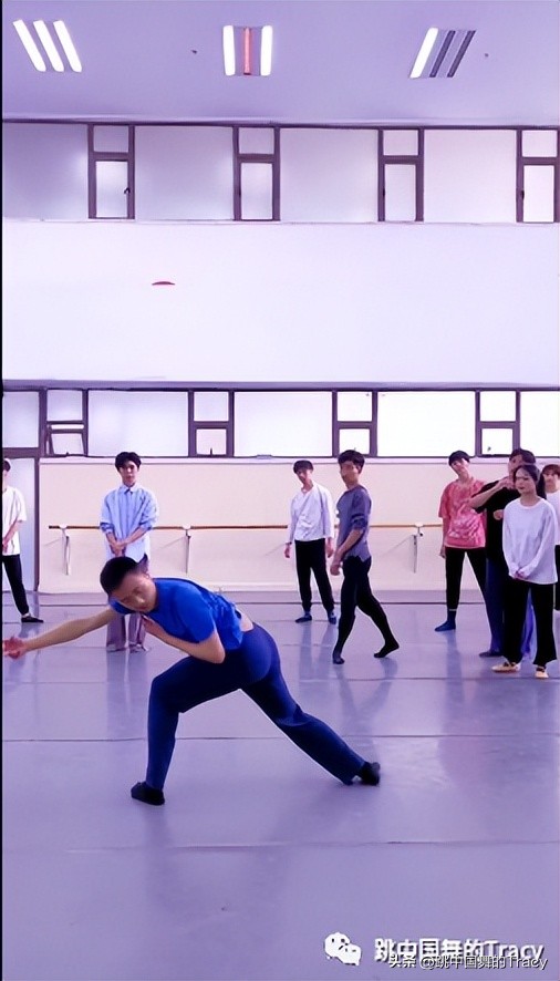 一个元素,跳一段小技巧,如夏日里的海风,拂面而过