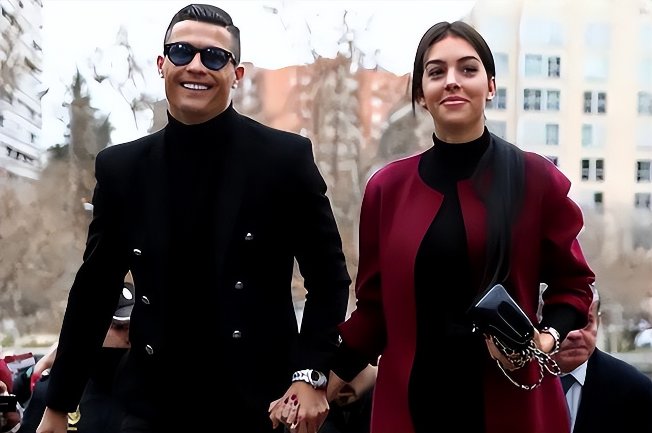 乔治娜为c罗生的两个女儿的照片,乔治娜发文为c罗庆生一生挚爱